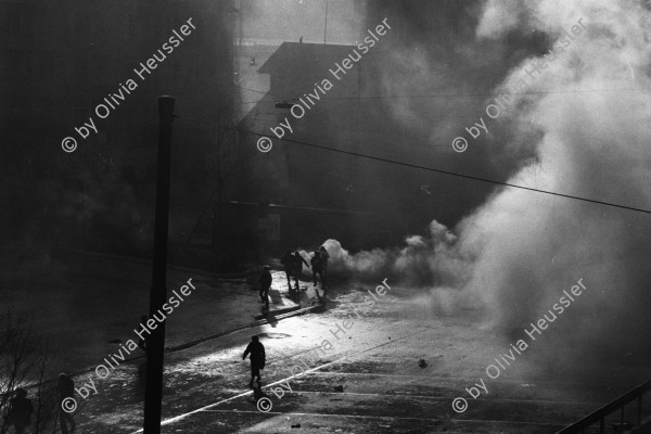 Image of sheet 19800670 photo 17: Jugendliche flüchten vor Tränengas während der Weihnachts-Demonstration für die Wiedereröffnung des AJZ Autonomen Jugendzentrum. Zürich 1980 Youth movement Kreis fünf Zürich Schweiz Switzerland Europa Europe
Exhibition 2020 Ziegel oh Lac def.
Aus: Zürich, Sommer 1980 p.42