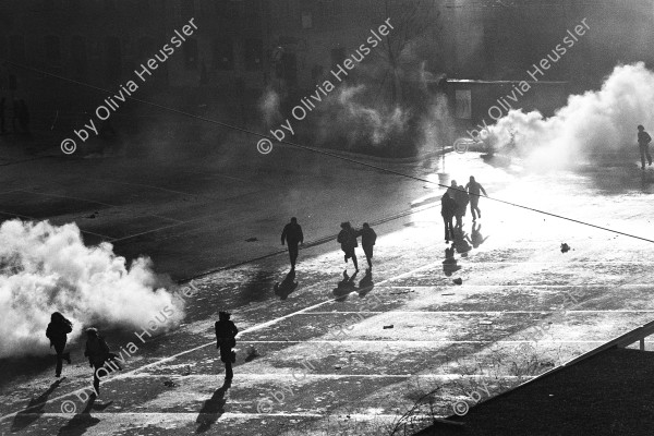 Image of sheet 19800670 photo 18: Jugendunruhen Youth movement Zürich Schweiz Switzerland 
Exhibition
Ausstellung 2020 Ziegel oh Lac 
Im Moment in Elbach Forex aufgezogen
Jugendliche flüchten vor Tränengas während der Weihnachts-Demonstration für die Wiedereröffnung des AJZ Autonomen Jugendzentrum. Zürich 1980 Youth movement Kreis fünf Zürich Schweiz Switzerland Europa Europe Exhibition: Ateliers Ouverts, Mulhouse 2018 Silvergelatine Print 39x85 signed p.43