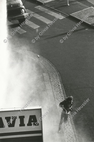 Image of sheet 19800670 photo 22: Jugendbewegung Bewegig AJZ Zürcher Jugendunruhen Demonstrationen

Manifestators are trying to get away from the huge clouds of teargas that filled the area round the Autonomous Youth Center.
Aus: Zürich, Sommer 1980 p.26