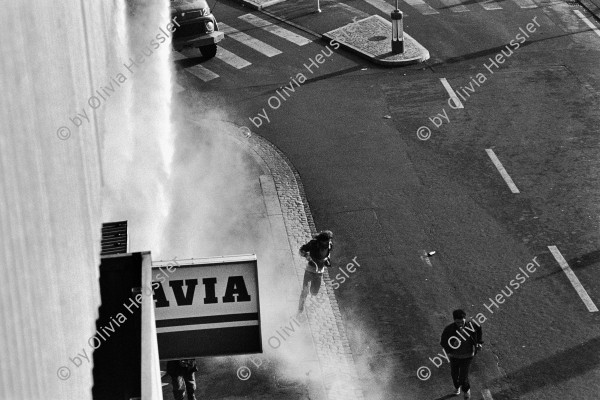 Image of sheet 19800670 photo 22: Mann flüchtet vor einer Traenengas Wolke Zürich 1980. Jugendbewegung Bewegig AJZ Zürcher Jugendunruhen Demonstrationen Manifestators are trying to get away from the huge clouds of teargas that filled the area round the Autonomous Youth Center.