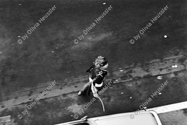 Image of sheet 19800670 photo 23: Jugendbewegung Bewegig AJZ Zürcher Jugendunruhen Demonstrationen Manifestators are trying to get away from the huge clouds of teargas that filled the area round the Autonomous Youth Center.
From: Zürich Sommer 1980 p.27