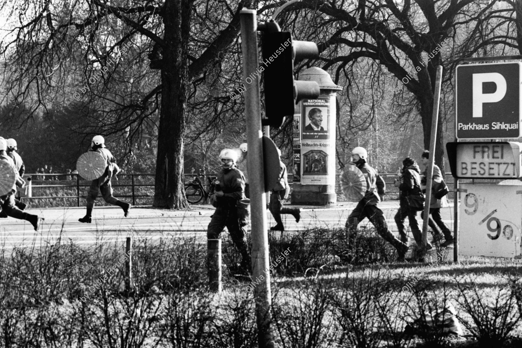 Image of sheet 19800670 photo 24: Polizisten und Beamte jagen 1980 in Zürich Demonstranten.
Jugendbewegung Bewegig AJZ Zürcher Jugendunruhen Demonstrationen Youth movement