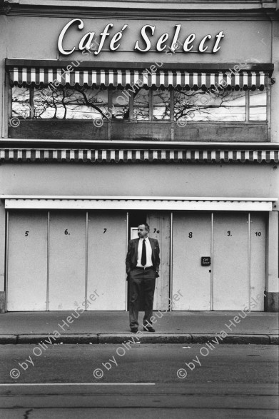 Image of sheet 19800670 photo 28: Mann steht vor verbarrikadiertem Café Select, Zuerich 1980. 
Youth movement Published in Zürich Sommer 1980
Exhibition Belgrade Photo Month 2019, 50 x 76 cm
Aus: Zürich, Sommer 1980