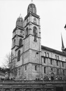 Image of sheet 19800670 photo 32: Die Grossmünster Kirche mit Polizeigrenadieren, Zürich 1980.
 Polizei Police Schutzschilder Schilder Helme Polizei Beamte Religion Bauten Architektur Terrasse Jugendbewegung Beobachtung Kontrolle
Limmatquai  Youth movement