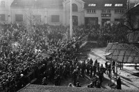 Image of sheet 19800670 photo 4: An Heilig Abend marschieren 8000 Menschen an die Limmatstrasse 18-20 in Zürich 1980.
Autonomes Jugendzentrum AJZ 
Jugendbewegung Bewegig Zürcher Jugendunruhen Demonstrationen Youth movement
published tell 16.1.1980
