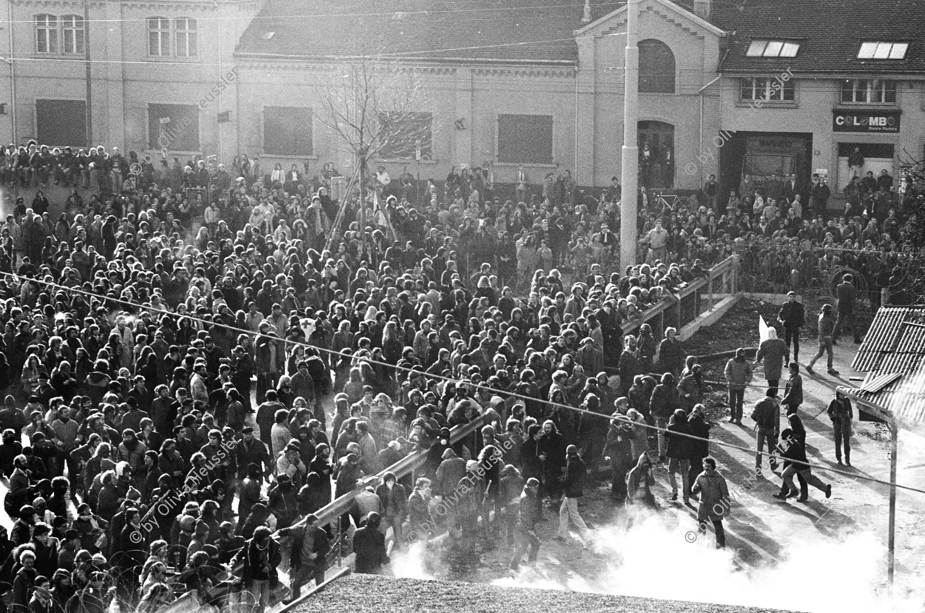 Image of sheet 19800670 photo 9: Am Weihnachtstag marschieren 8000 Menschen an die Limmatstrasse 18-20 zum geschlossenen Autonomen Jugendzentrum AJZ  Zürich 1980.
Jugendbewegung Bewegig Zürcher Jugendunruhen Demonstrationen