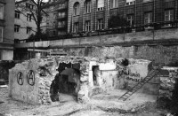 Image of sheet 19800680 photo 36: Schaufenster mit Schweinekopf von Booster Boutique Niederdorf. 
Zürich 1980 √