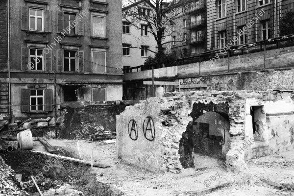 Image of sheet 19800680 photo 37: Klingenhof Kreis 5 vor der Renovation. Kinderspielplatz Innenhof Graffitti A Anarchismus Anarchisten
Zürich 1980 kreis fünf 5  housing Schweiz Switzerland Europe