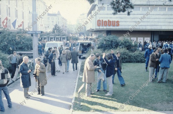 Image of sheet 19803000 photo 1: Die Polizei verhindert am 11. Oktober 1980 auf der Pestalozziwiese vor dem Globus in Zuerich einen friedlichen Protest der Jugendbewegung und verhaftet viele.
Bewegig Zürcher Jugendunruhen Demonstrationen
youth movement