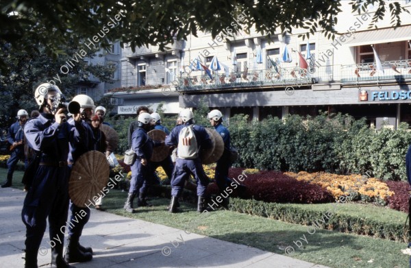 Image of sheet 19803000 photo 12: Die Polizei filmt und verhindert am 11. Oktober 1980 auf der Pestalozziwiese in Zuerich einen friedlichen Protest der Jugendbewegung.
Bewegig Zürcher Jugendunruhen Demonstrationen
youth movement