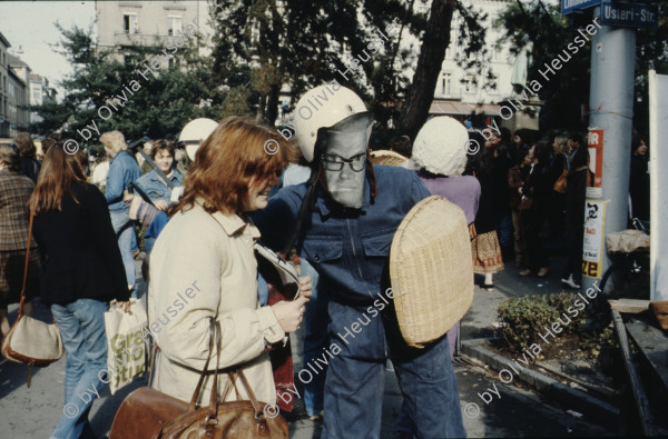 Image of sheet 19803000 photo 13: Jugendlicher mit Sigi Widmer Maske während einer Polit Performance, mit Korb-Schilder und Helm als Polizei Grenadiere verkleidet an der Bahnhofstrasse 1980 in Zuerich.
creative Action Jugendbewegung Youth Movement Protest Art Polit Performance
Kreativ Action