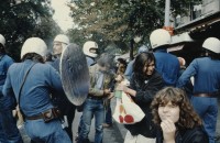 Image of sheet 19803000 photo 14: Jugendliche protestieren in einer Polit Performance als Polizei Grenadiere in der Bahnhofstrasse 1980 in Zuerich.
ABM Plastiktasche Plastiksack von Hiestand gestaltet. Zürich Jugendbewegung
Kreativ Action  Josy Meier