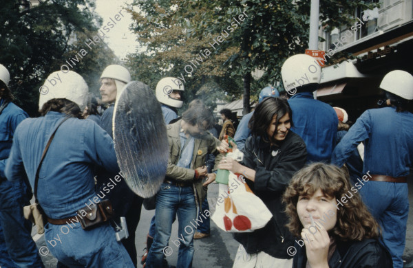 Image of sheet 19803000 photo 14: Jugendliche protestieren in einer Polit Performance als Polizei Grenadiere in der Bahnhofstrasse 1980 in Zuerich.
ABM Plastiktasche Plastiksack von Hiestand gestaltet. Zürich Jugendbewegung
Kreativ Action  Josy Meier