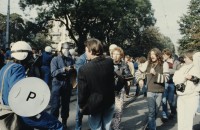 Image of sheet 19803000 photo 15: Jugendliche protestieren in einer Polit Performance, mit Korb-Schilder und Helm als Polizei Grenadiere verkleidet an der Bahnhofstrasse 1980 in Zuerich.
Kreativ Action