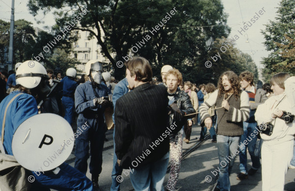 Image of sheet 19803000 photo 15: Jugendliche protestieren in einer Polit Performance, mit Korb-Schilder und Helm als Polizei Grenadiere verkleidet an der Bahnhofstrasse 1980 in Zuerich.
Kreativ Action