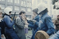 Image of sheet 19803000 photo 16: Jugendliche protestieren in einer Polit Performance, mit Korb-Schilder und Helm als Polizei Grenadiere verkleidet an der Bahnhofstrasse 1980 in Zuerich.
Kreativ Action
creative Action Jugendbewegung Youth Movement Protest Art Polit Performance