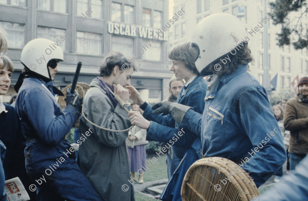 Image of sheet 19803000 photo 16: Jugendliche protestieren in einer Polit Performance, mit Korb-Schilder und Helm als Polizei Grenadiere verkleidet an der Bahnhofstrasse 1980 in Zuerich.
Kreativ Action
creative Action Jugendbewegung Youth Movement Protest Art Polit Performance