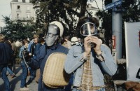 Image of sheet 19803000 photo 17: Jugendlicher protestiert in einer Polit Performance als Stadtrat Sigmund Widmer in Polizeiuniform, Zuerich 1980.
Bahnhofstrasse
Jugendbewegung Jugendunruhen Zürich
Exhibition: Zurich, The Eighties Photobastei 2020