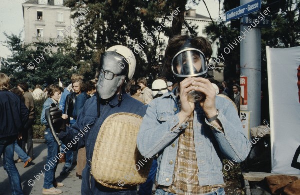 Image of sheet 19803000 photo 17: Jugendlicher protestiert in einer Polit Performance als Stadtrat Sigmund Widmer in Polizeiuniform, Zuerich 1980.
Bahnhofstrasse
Jugendbewegung Jugendunruhen Zürich
Exhibition: Zurich, The Eighties Photobastei 2020