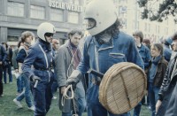 Image of sheet 19803000 photo 18: Jugendliche protestieren in einer Polit Performance, mit Korb-Schilder und Helm als Polizei Grenadiere verkleidet an der Bahnhofstrasse 1980 in Zuerich.
Kreativ Action
creative Action Jugendbewegung Youth Movement Protest Art Polit Performance