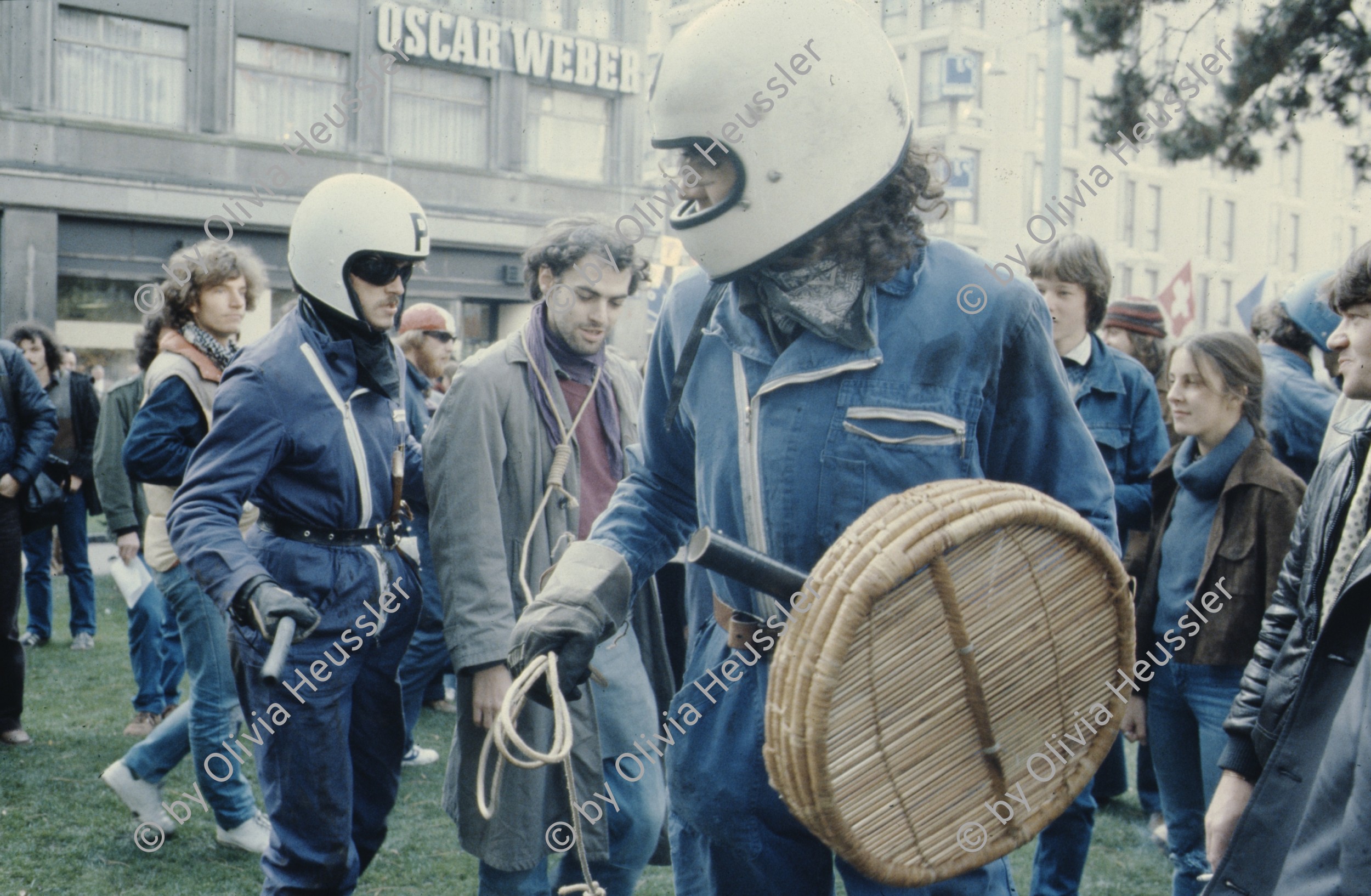 Image of sheet 19803000 photo 18: Jugendliche protestieren in einer Polit Performance, mit Korb-Schilder und Helm als Polizei Grenadiere verkleidet an der Bahnhofstrasse 1980 in Zuerich.
Kreativ Action
creative Action Jugendbewegung Youth Movement Protest Art Polit Performance
