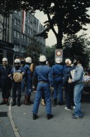 Image of sheet 19803000 photo 19: Jugendliche protestieren in einer Polit Performance, mit Korb-Schilder und Helm als Polizei Grenadiere verkleidet an der Bahnhofstrasse 1980 in Zuerich.
Kreativ Action