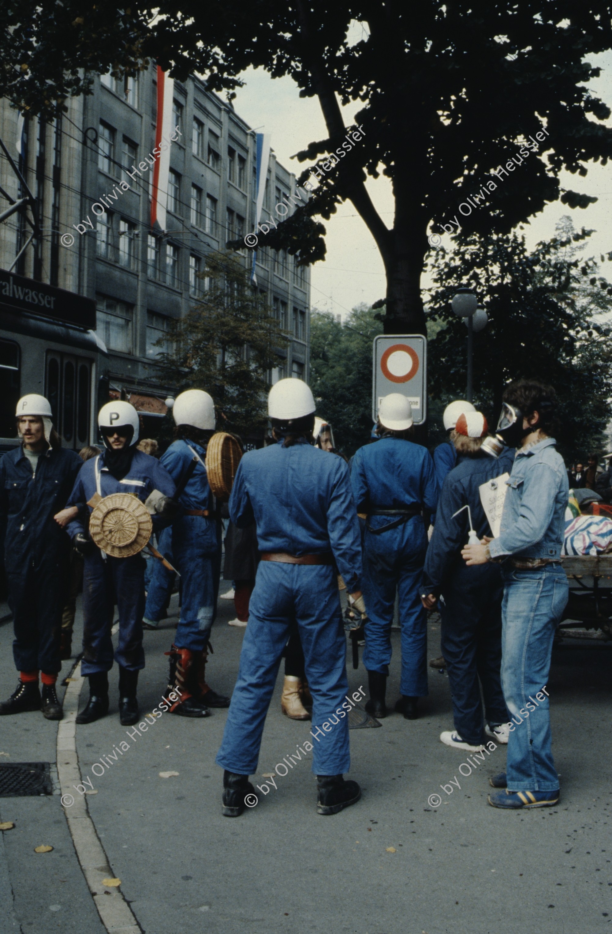 Image of sheet 19803000 photo 19: Jugendliche protestieren in einer Polit Performance, mit Korb-Schilder und Helm als Polizei Grenadiere verkleidet an der Bahnhofstrasse 1980 in Zuerich.
Kreativ Action