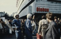Image of sheet 19803000 photo 20: Jugendliche protestieren in einer Polit Performance, mit Korb-Schilder und Helm als Polizei Grenadiere verkleidet an der Bahnhofstrasse 1980 in Zuerich.
Kreativ Action