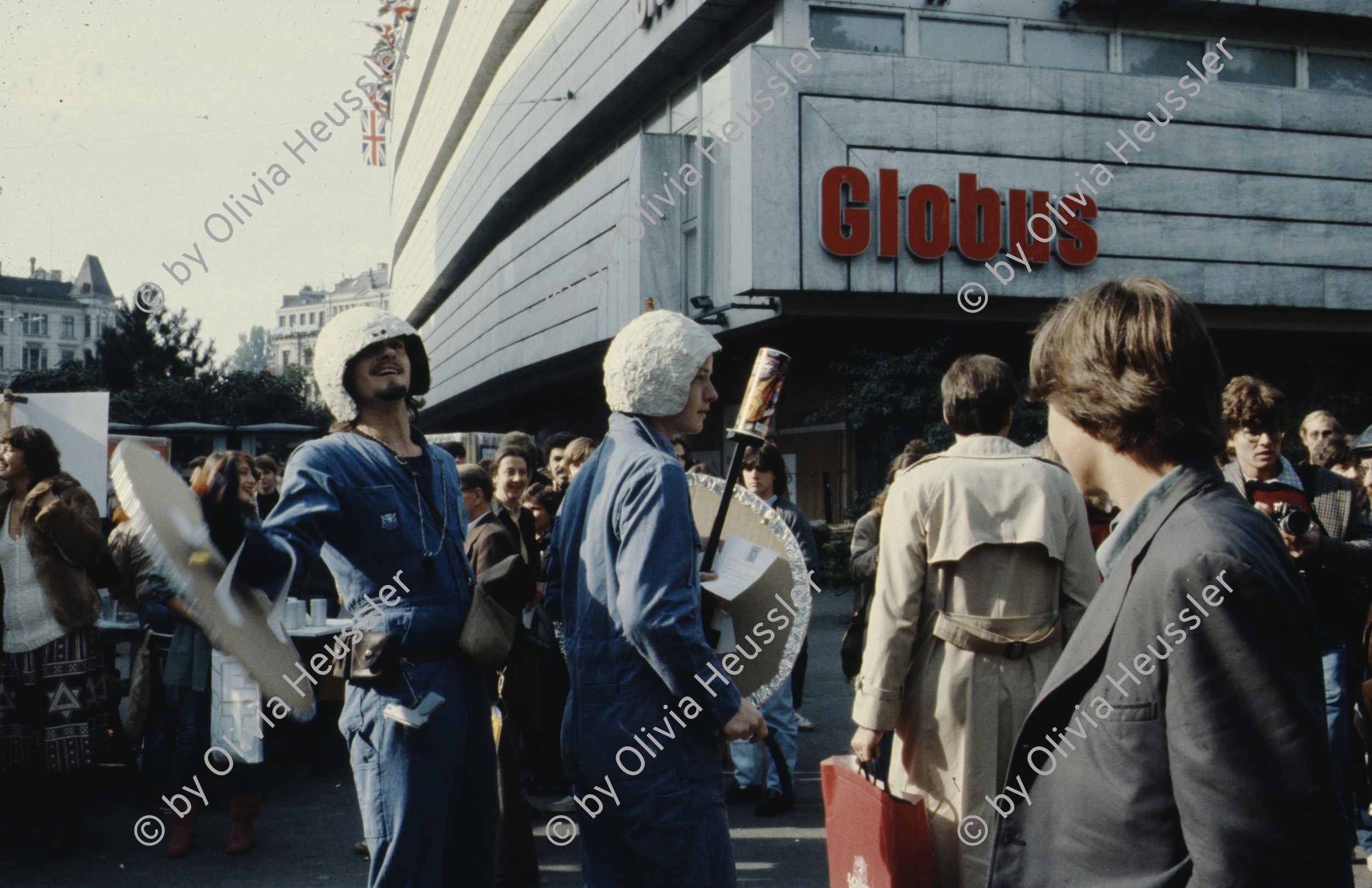 Image of sheet 19803000 photo 20: Jugendliche protestieren in einer Polit Performance, mit Korb-Schilder und Helm als Polizei Grenadiere verkleidet an der Bahnhofstrasse 1980 in Zuerich.
Kreativ Action