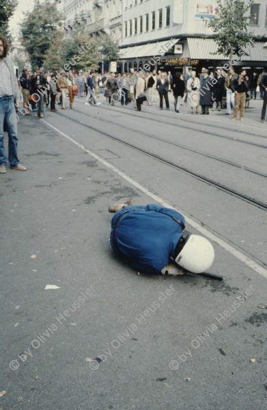 Image of sheet 19803000 photo 22: Jugendliche protestieren in einer Polit Performance, mit Korb-Schilder und Helm als Polizei Grenadiere verkleidet an der Bahnhofstrasse 1980 in Zuerich.
Kreativ Action