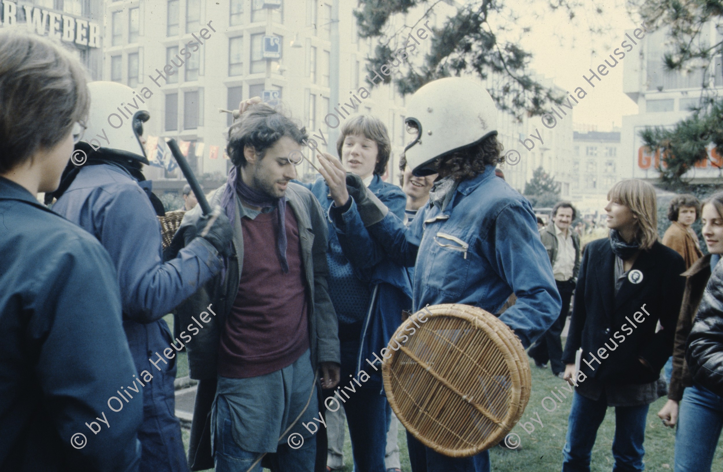 Image of sheet 19803000 photo 23: Jugendliche protestieren in einer Polit Performance, mit Korb-Schilder und Helm als Polizei Grenadiere verkleidet an der Bahnhofstrasse 1980 in Zuerich.
Kreativ Action