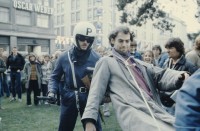 Image of sheet 19803000 photo 24: Jugendliche protestieren in einer Polit Performance, mit Korb-Schilder und Helm als Polizei Grenadiere verkleidet an der Bahnhofstrasse 1980 in Zuerich.
Kreativ Action