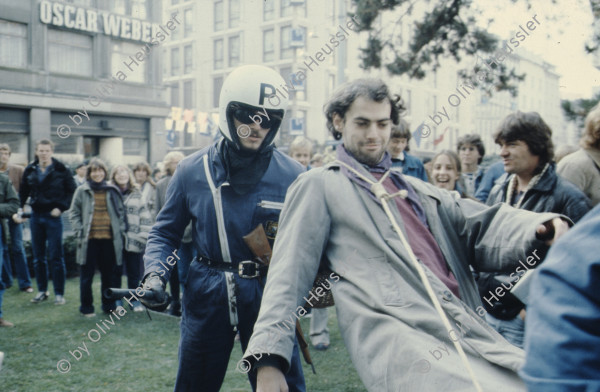 Image of sheet 19803000 photo 24: Jugendliche protestieren in einer Polit Performance, mit Korb-Schilder und Helm als Polizei Grenadiere verkleidet an der Bahnhofstrasse 1980 in Zuerich.
Kreativ Action