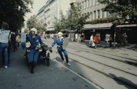 Image of sheet 19803000 photo 25: Jugendliche protestieren in einer Polit Performance, mit Korb-Schilder und Helm als Polizei Grenadiere verkleidet an der Bahnhofstrasse 1980 in Zuerich.
Kreativ Action