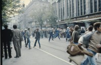 Image of sheet 19803000 photo 26: Jugendliche protestieren in einer Polit Performance, mit Korb-Schilder und Helm als Polizei Grenadiere verkleidet an der Bahnhofstrasse 1980 in Zuerich.
Kreativ creative Action Jugendbewegung Youth Movement Protest Art Polit Performance
From: Zürich Sommer 1980 in s/w umgewandelt p.36