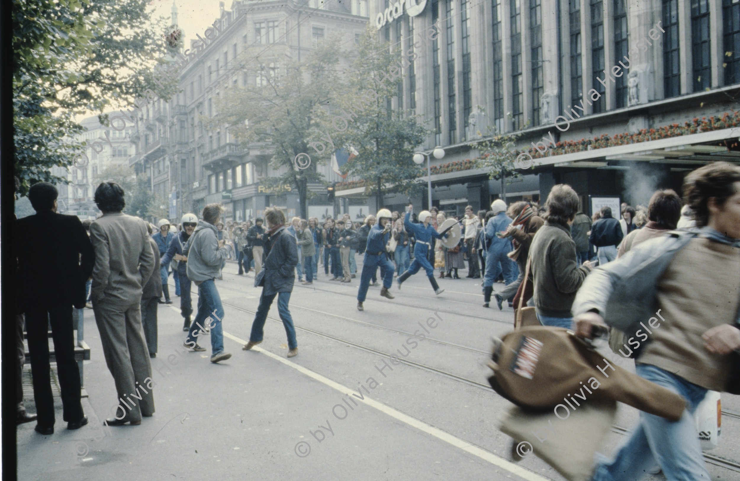 Image of sheet 19803000 photo 26: Jugendliche protestieren in einer Polit Performance, mit Korb-Schilder und Helm als Polizei Grenadiere verkleidet an der Bahnhofstrasse 1980 in Zuerich.
Kreativ creative Action Jugendbewegung Youth Movement Protest Art Polit Performance
From: Zürich Sommer 1980 in s/w umgewandelt p.36