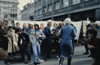 Image of sheet 19803000 photo 27: Jugendliche protestieren in einer Polit Performance, mit Korb-Schilder und Helm als Polizei Grenadiere verkleidet an der Bahnhofstrasse 1980 in Zuerich.
Kreativ Action
creative Action Jugendbewegung Youth Movement Protest Art Polit Performance