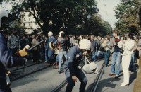 Image of sheet 19803000 photo 28: Jugendliche protestieren in einer Polit Performance, mit Korb-Schilder und Helm als Polizei Grenadiere verkleidet an der Bahnhofstrasse 1980 in Zuerich.
Kreativ Action
