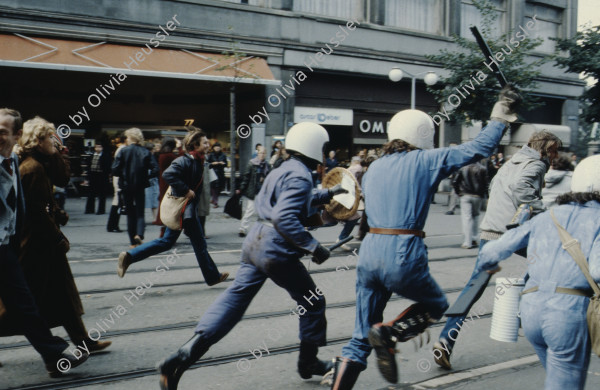 Image of sheet 19803000 photo 29: Jugendliche protestieren in einer Polit Performance, mit Korb-Schilder und Helm als Polizei Grenadiere verkleidet an der Bahnhofstrasse 1980 in Zuerich.
Kreativ Action