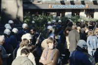 Image of sheet 19803000 photo 3: Die Polizei verhindert am 11. Oktober 1980 auf der Pestalozziwiese in Zuerich einen friedlichen Protest der Jugendbewegung und verhaftet viele.
Bewegig Zürcher Jugendunruhen Demonstrationen
youth movement