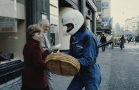 Image of sheet 19803000 photo 30: Jugendliche protestieren in einer Polit Performance, mit Korb-Schilder und Helm als Polizei Grenadiere verkleidet an der Bahnhofstrasse 1980 in Zuerich.
Kreativ Action