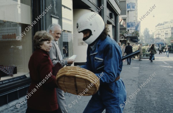 Image of sheet 19803000 photo 30: Jugendliche protestieren in einer Polit Performance, mit Korb-Schilder und Helm als Polizei Grenadiere verkleidet an der Bahnhofstrasse 1980 in Zuerich.
Kreativ Action