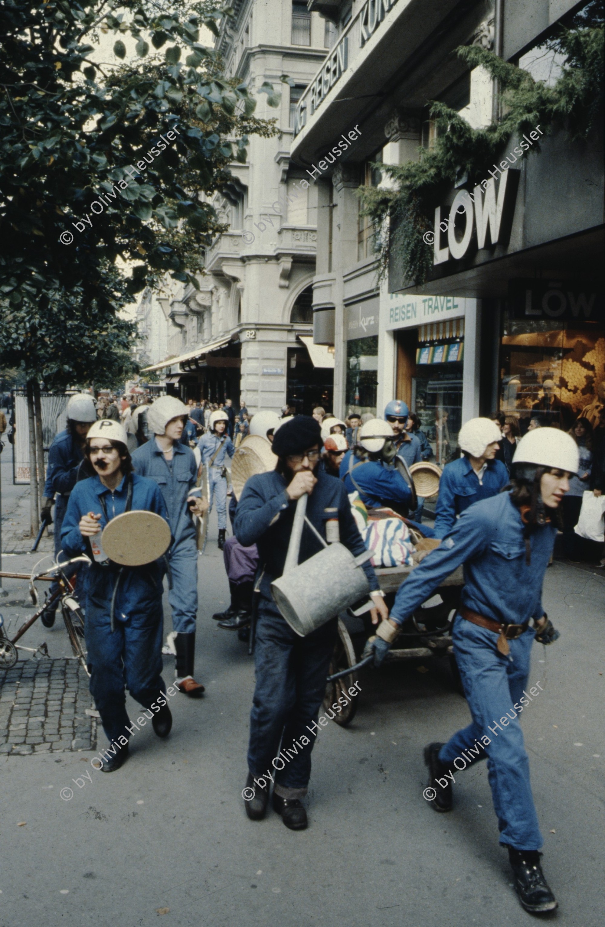 Image of sheet 19803000 photo 31: Kreativ Jugendbewegung Zürcher Jugendunruhen Demonstration Protest
Exhibition: Zurich, The Eighties Photobastei 2020
publ. le nouvel illustré