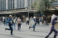 Image of sheet 19803000 photo 32: Jugendliche protestieren in einer Polit Performance, mit Korb-Schilder und Helm als Polizei Grenadiere verkleidet an der Bahnhofstrasse 1980 in Zuerich.
Kreativ Action