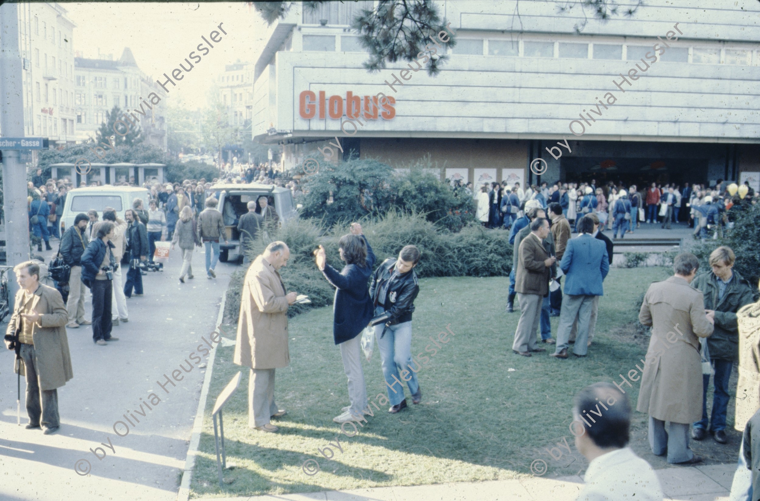Image of sheet 19803000 photo 33: Die Polizei verhindert am 11. Oktober 1980 auf der Pestalozziwiese in Zuerich einen friedlichen Protest der Jugendbewegung und verhaftet viele.
Bewegig Zürcher Jugendunruhen Demonstrationen
youth movement