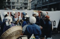 Image of sheet 19803000 photo 34: Jugendliche protestieren in einer Polit Performance, mit Korb-Schilder und Helm als Polizei Grenadiere verkleidet an der Bahnhofstrasse 1980 in Zuerich.
Kreativ Action