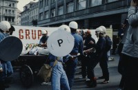 Image of sheet 19803000 photo 35: Jugendliche protestieren in einer Polit Performance, mit Korb-Schilder und Helm als Polizei Grenadiere verkleidet an der Bahnhofstrasse 1980 in Zuerich.
Kreativ Action
creative Action Jugendbewegung Youth Movement Protest Art Polit Performance