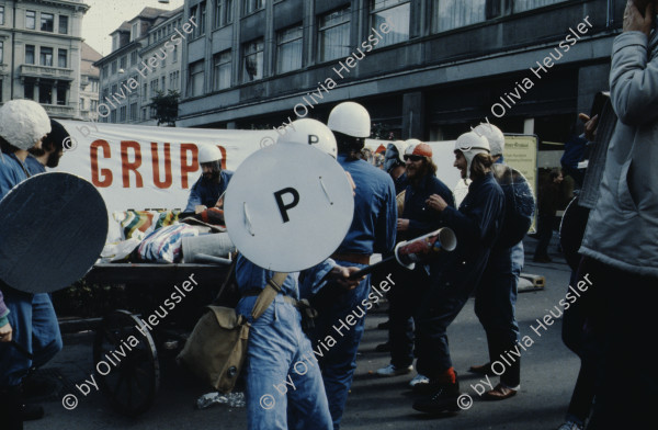 Image of sheet 19803000 photo 35: Jugendliche protestieren in einer Polit Performance, mit Korb-Schilder und Helm als Polizei Grenadiere verkleidet an der Bahnhofstrasse 1980 in Zuerich.
Kreativ Action
creative Action Jugendbewegung Youth Movement Protest Art Polit Performance