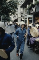 Image of sheet 19803000 photo 36: Jugendliche protestieren in einer Polit Performance, mit Korb-Schilder und Helm als Polizei Grenadiere verkleidet an der Bahnhofstrasse 1980 in Zuerich.
Kreativ Action
creative Action Jugendbewegung Youth Movement Protest Art Polit Performance Achmed von Warthburg