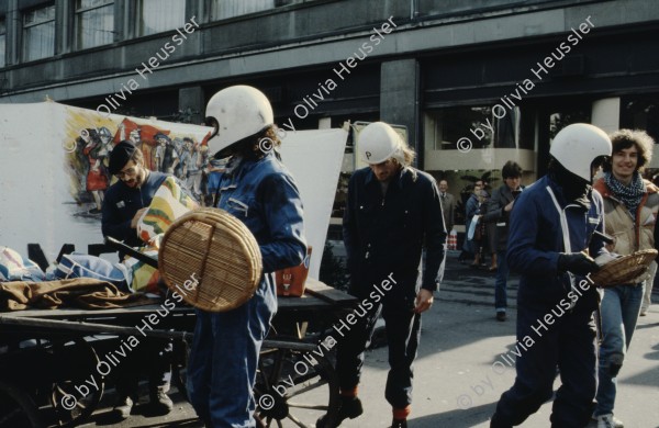 Image of sheet 19803000 photo 37: Jugendliche protestieren in einer Polit Performance, mit Korb-Schilder und Helm als Polizei Grenadiere verkleidet an der Bahnhofstrasse 1980 in Zuerich.
Kreativ Action